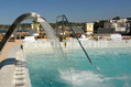 La piscina termale esterna con cascate cervicali