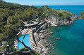 La piscina d'acqua di mare e la baia privata viste dall'alto