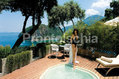 La mini jacuzzi sul terrazzo della camera open plan suite