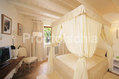 La camera da letto della bungalow suite