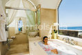 Il bagno vista mare con la vasca jacuzzi della gran suite
