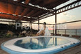 La terrazza sul mare con la mini jacuzzi