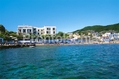 Hotel Ambasciatori - L'esterno dell'Hotel visto dal mare.