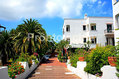 Hotel Ambasciatori - L'entrata principale e parte del parcheggio.