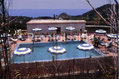 La piscina esterna con il solarium attrezzato