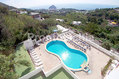 La piscina termale esterna vista dall'alto