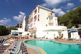 L'esterno dell'hotel visto dalla piscina