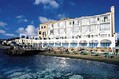 Hotel Miramare e Castello - Facciata dell'Hotel con spiaggia annessa