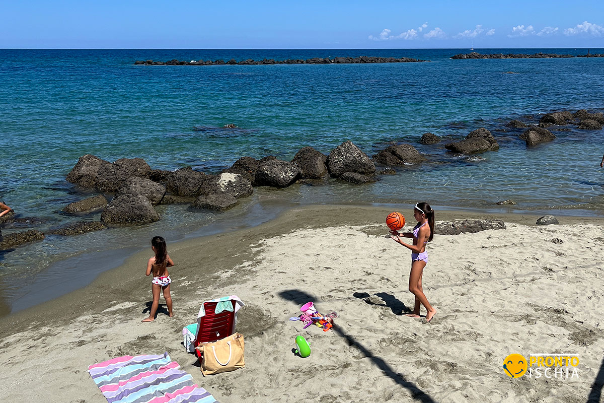 Famiglie alla spiaggia della Chiaia