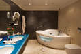 Bagno con vasca idromassaggio della Suite New Style  completamente rivestito da mosaici iridescenti “ Barrel.
