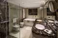 Ampia stanza da bagno della Junior Suite New Style vasca idromassaggio e box doccia 